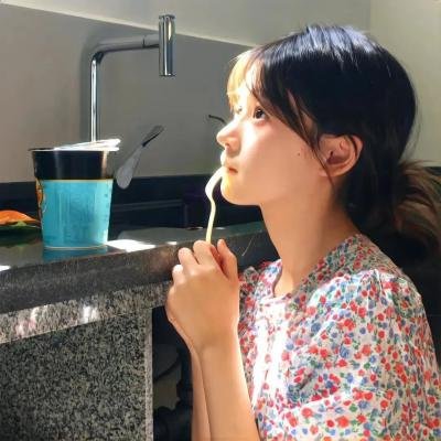 小鬼头上的女人